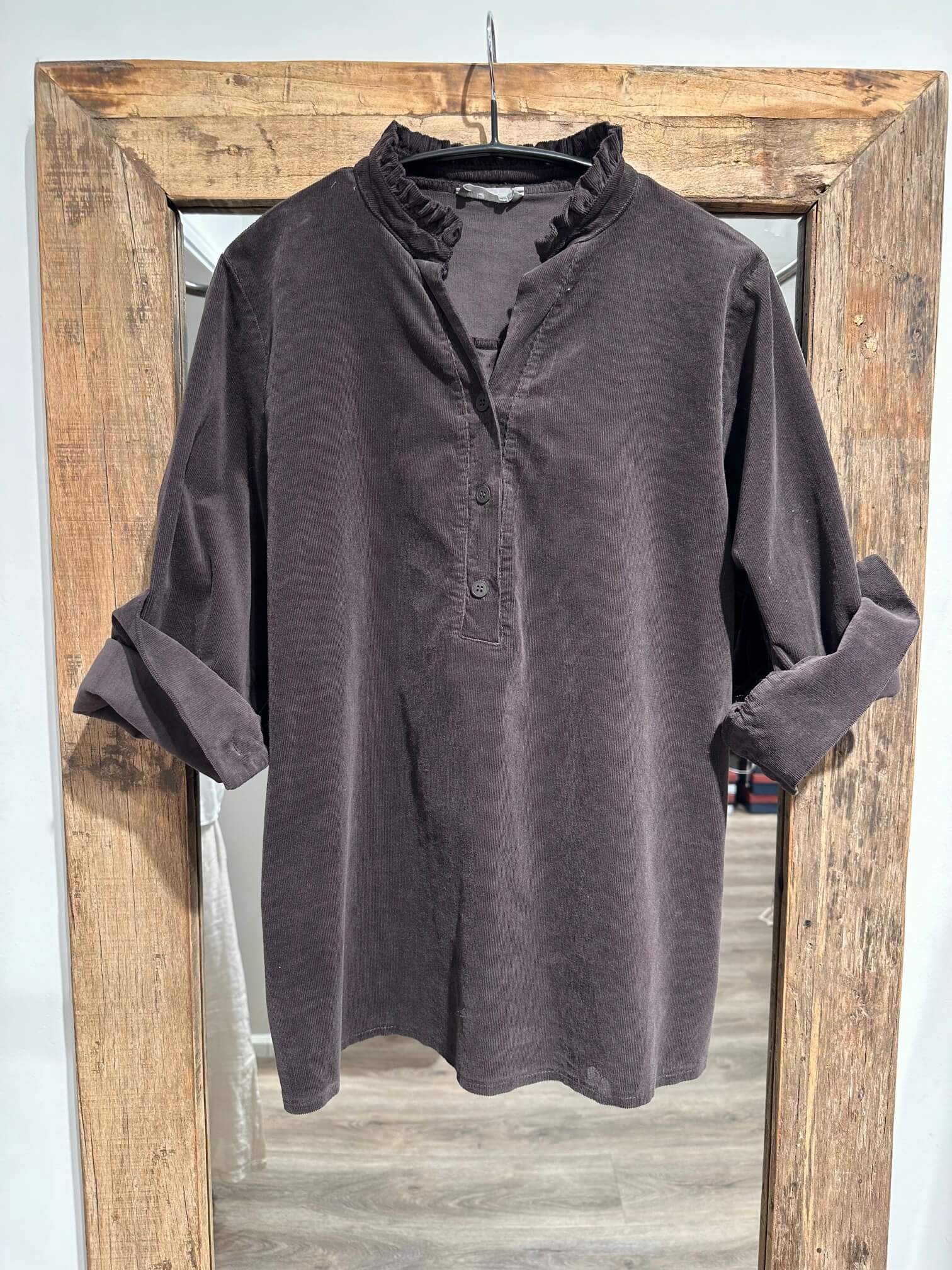 Delux Skagen fløjlsbluse m. flæse - mørkebrun Delux Skagen fløjlsbluse m. flæse - mørkebrun