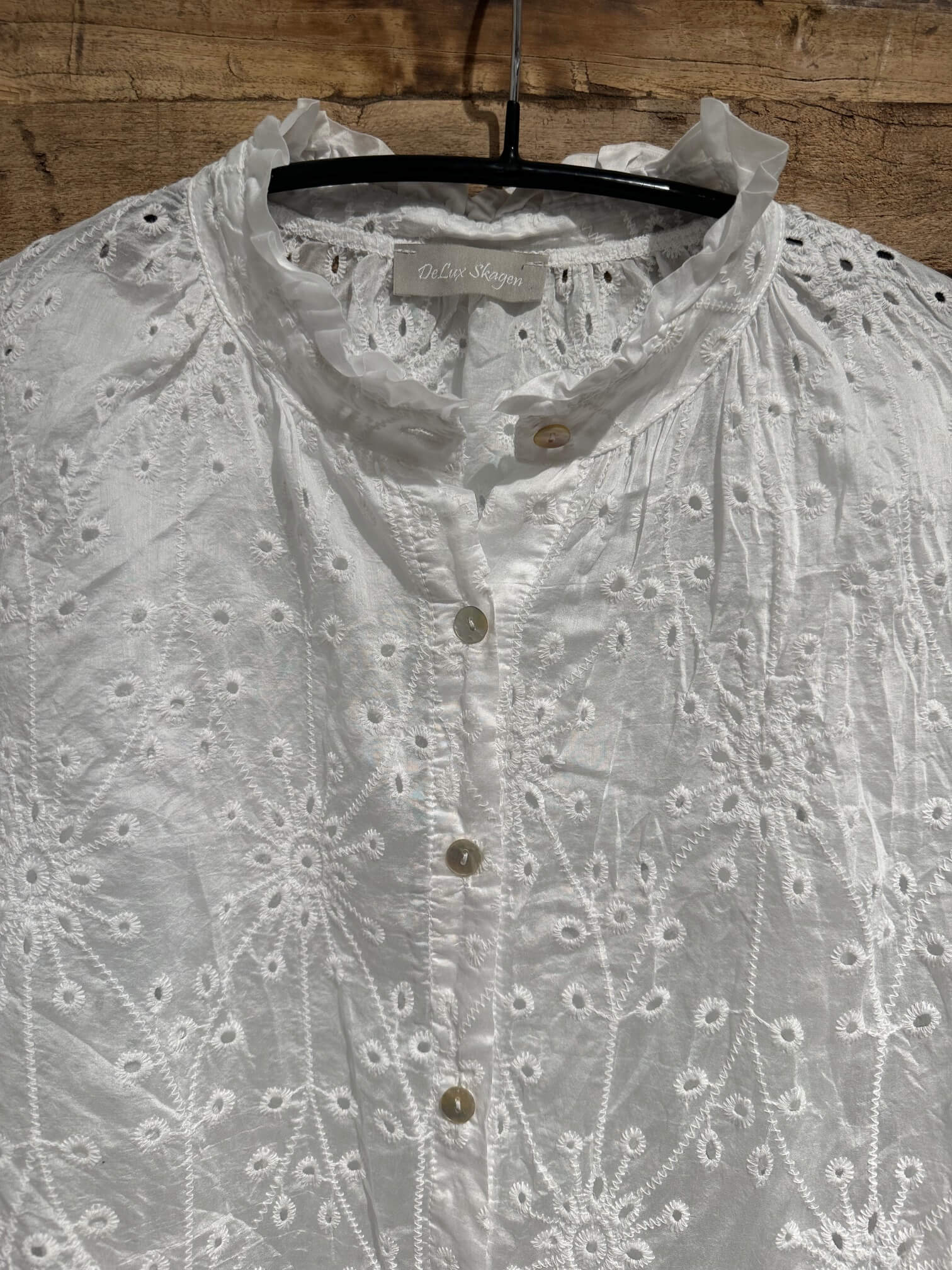 Delux Skagen Lilly 2 blondeskjorte m. flæsekrave - hvid