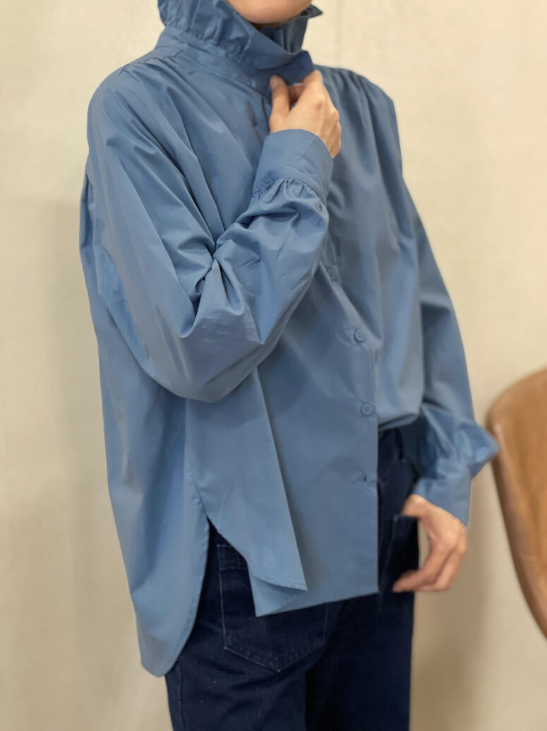 A taste of Fleurie skjorte m. flæsekrave - dueblå