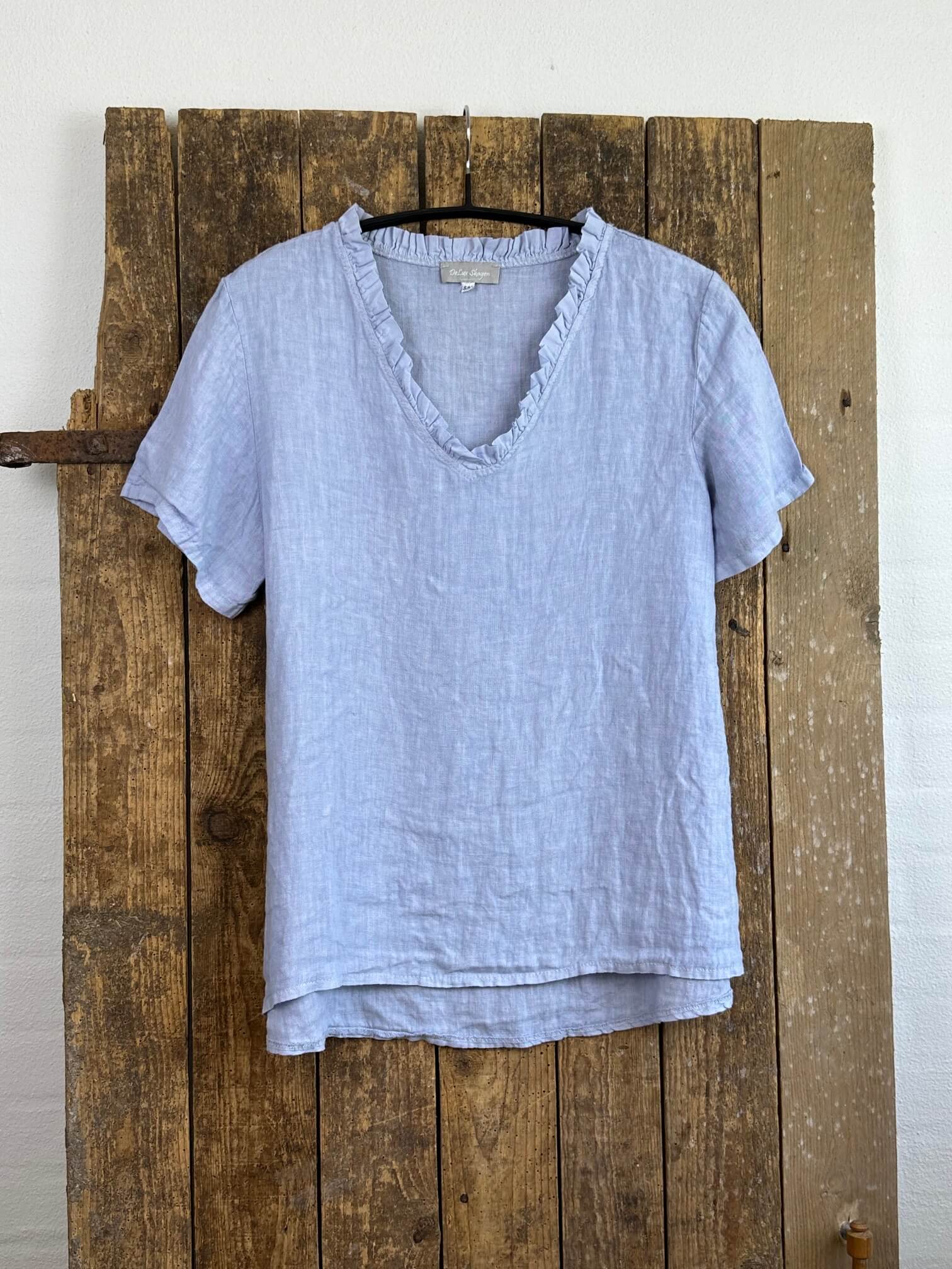 Delux Skagen kortærmet hørbluse m. flæse - lyseblå