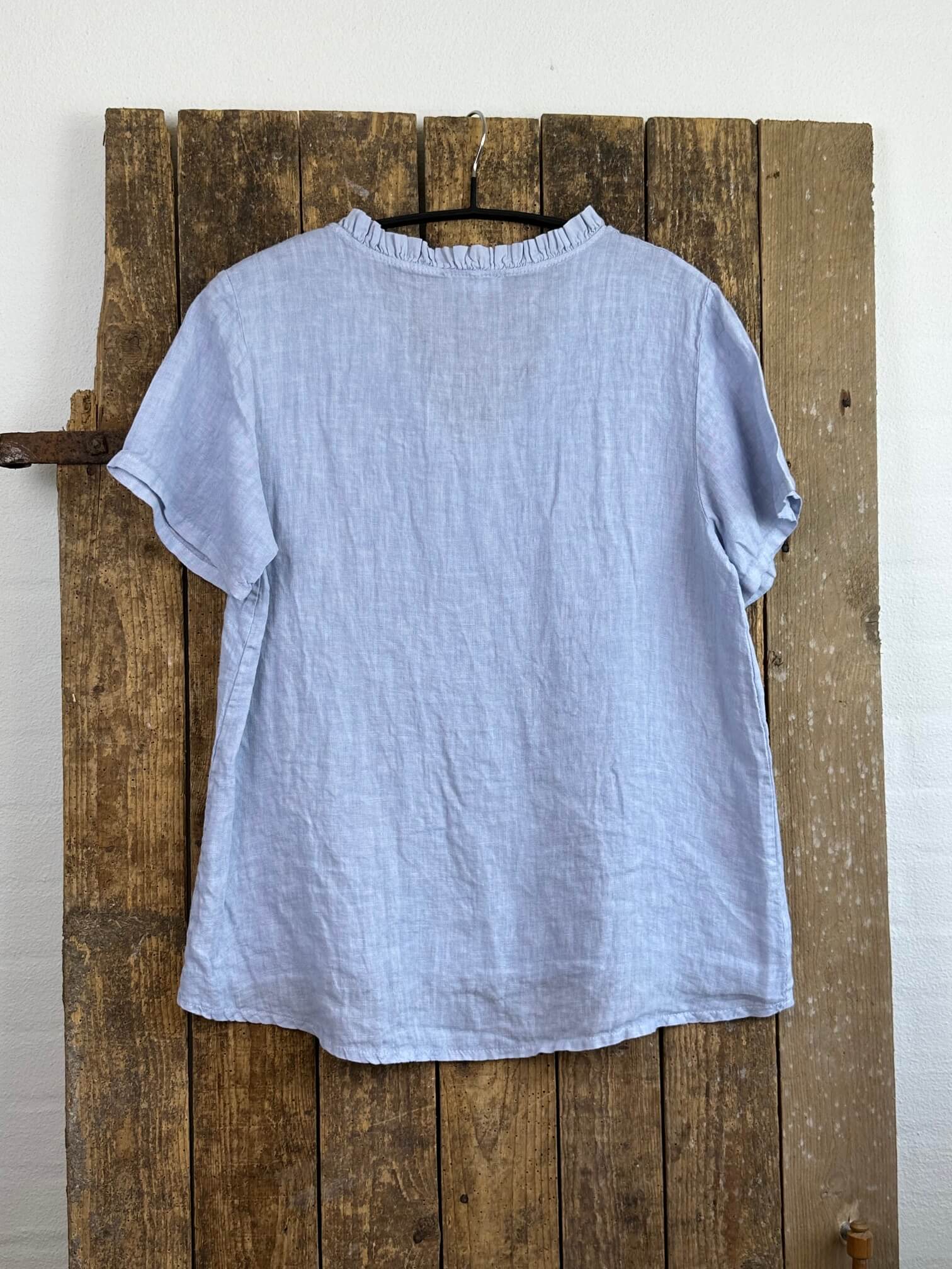 Delux Skagen kortærmet hørbluse m. flæse - lyseblå