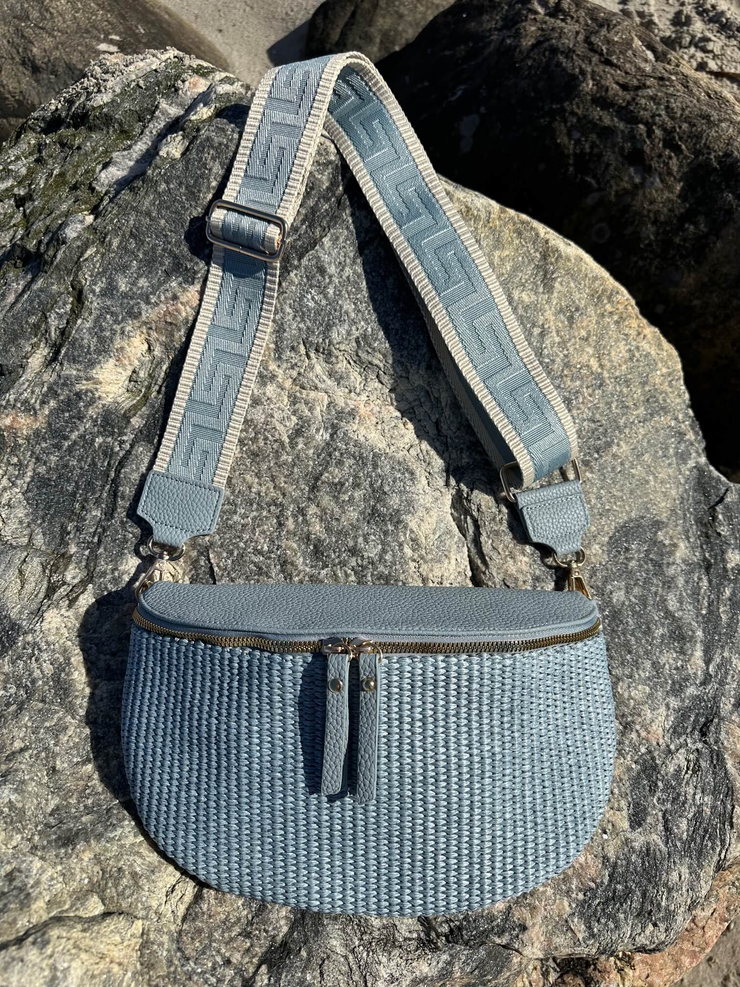 A taste of Fleurie strå bumbag - lyseblå