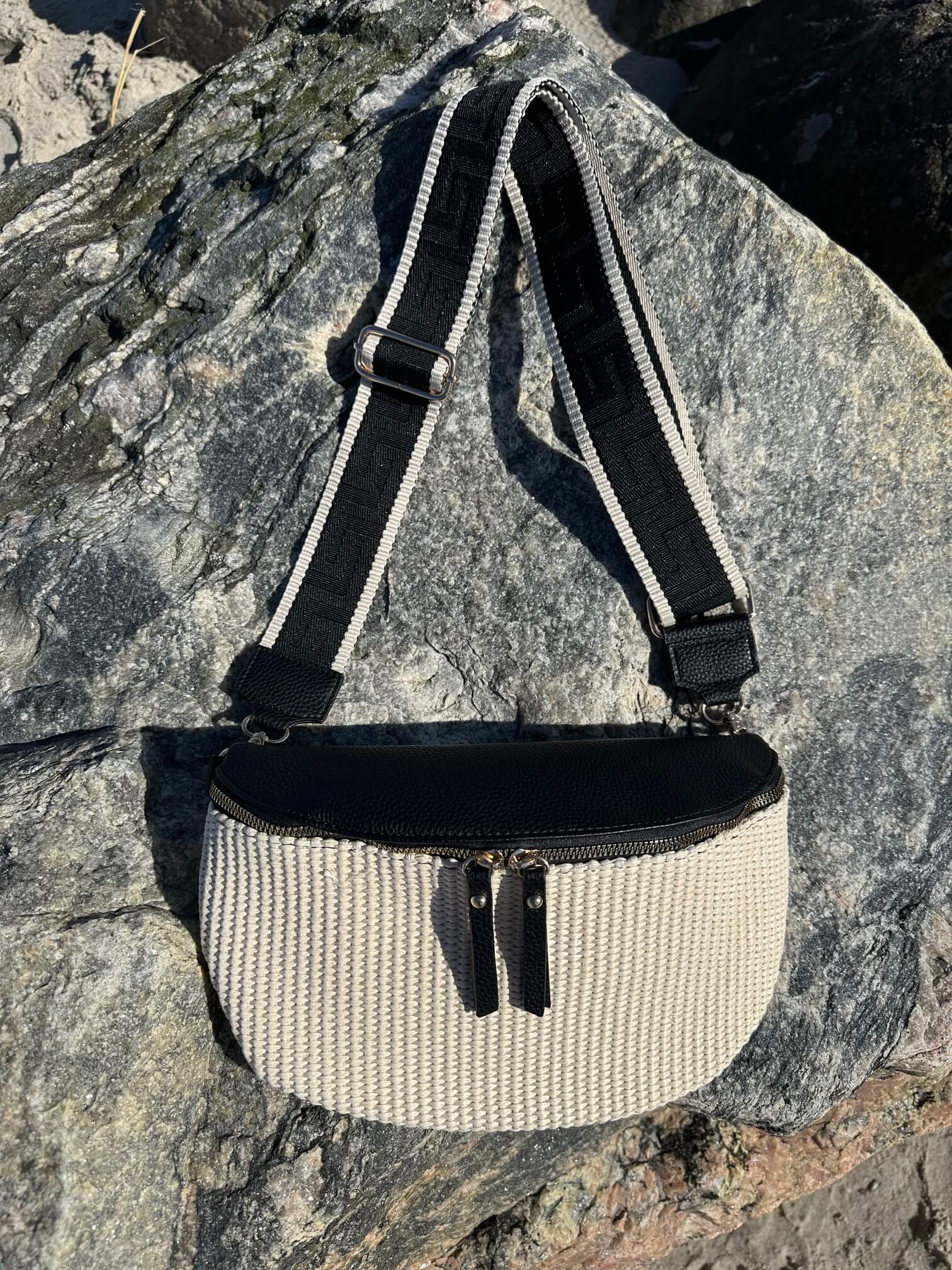 A taste of Fleurie strå bumbag - sand & sort