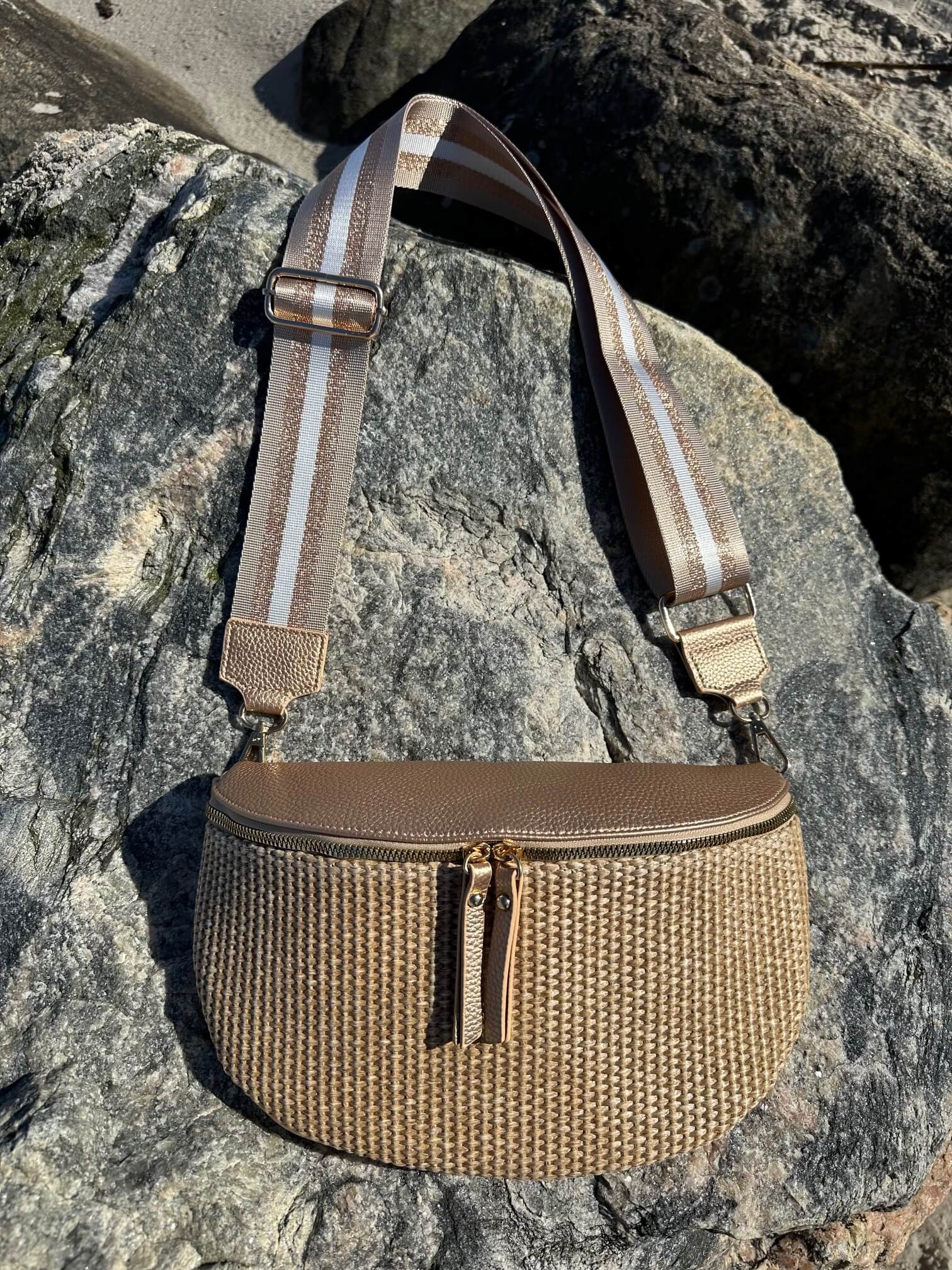 A taste of Fleurie strå bumbag - beige & rosa