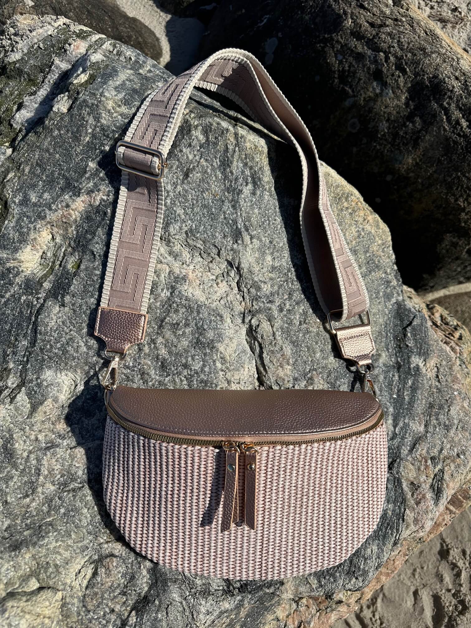 A taste of Fleurie strå bumbag - rosa