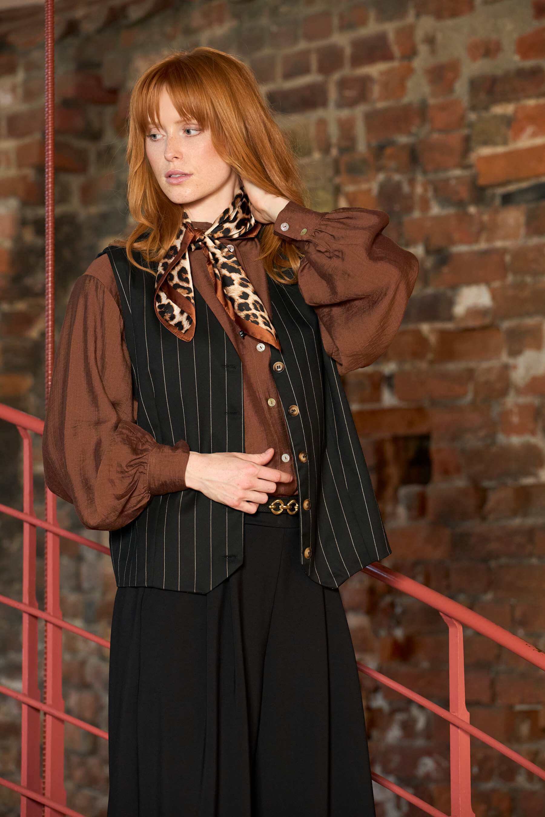 Black Colour Nira mini tørklæde w. golden ring