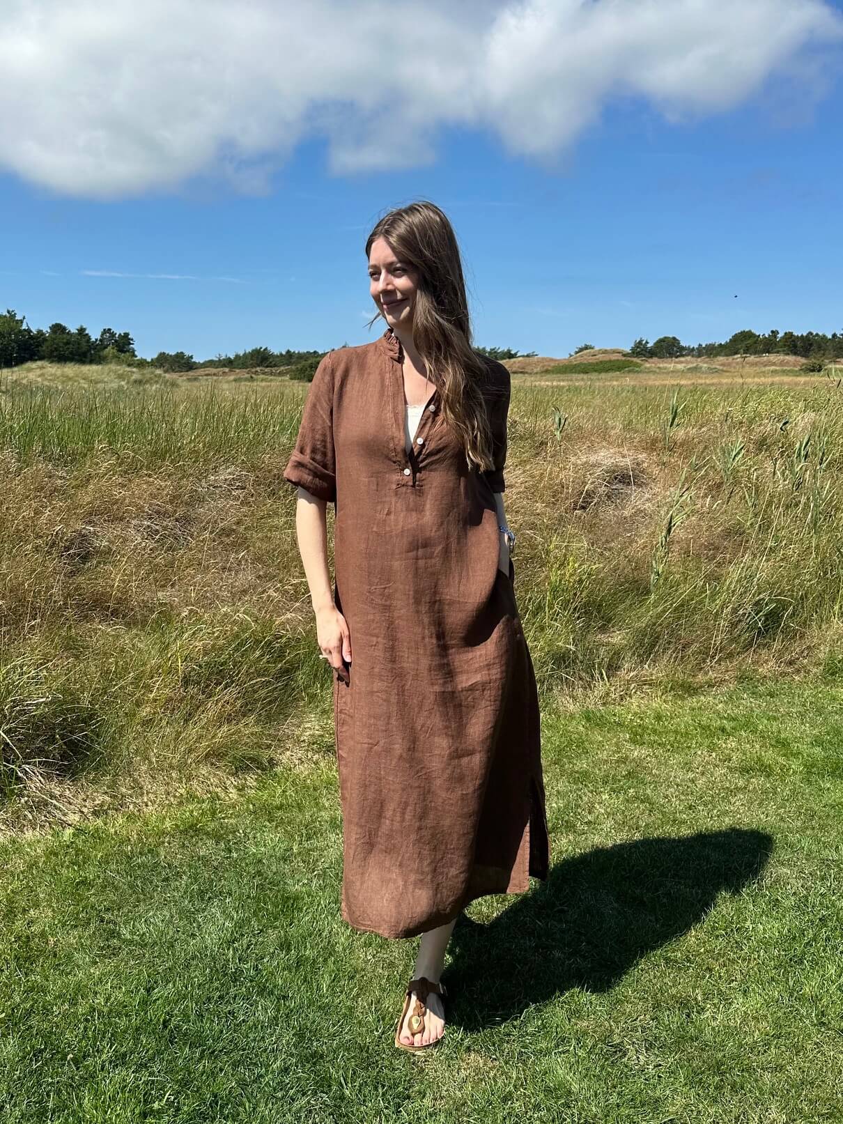 Delux Skagen lang hørkjole m. flæse - coffee