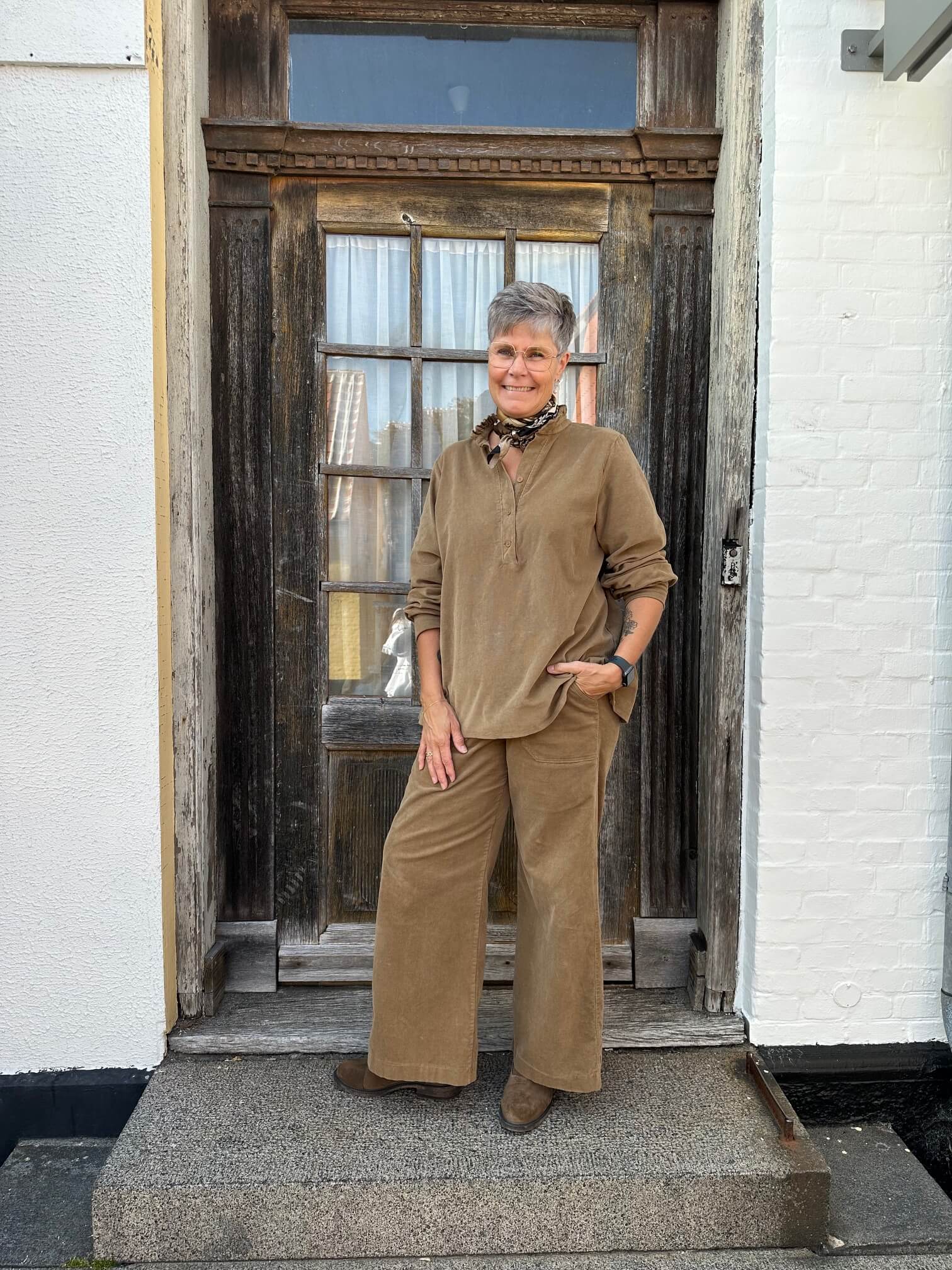 Delux Skagen fløjlsbluse m. flæse - caramel