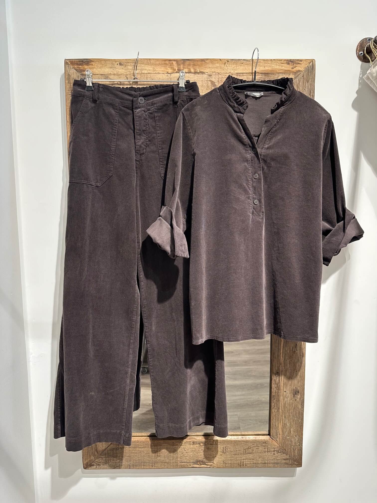 Delux Skagen fløjlsbluse m. flæse - mørkebrun