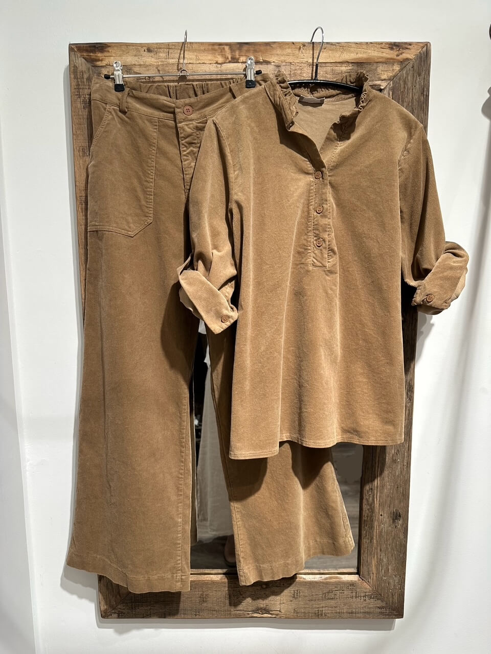 Delux Skagen fløjlsbluse m. flæse - caramel