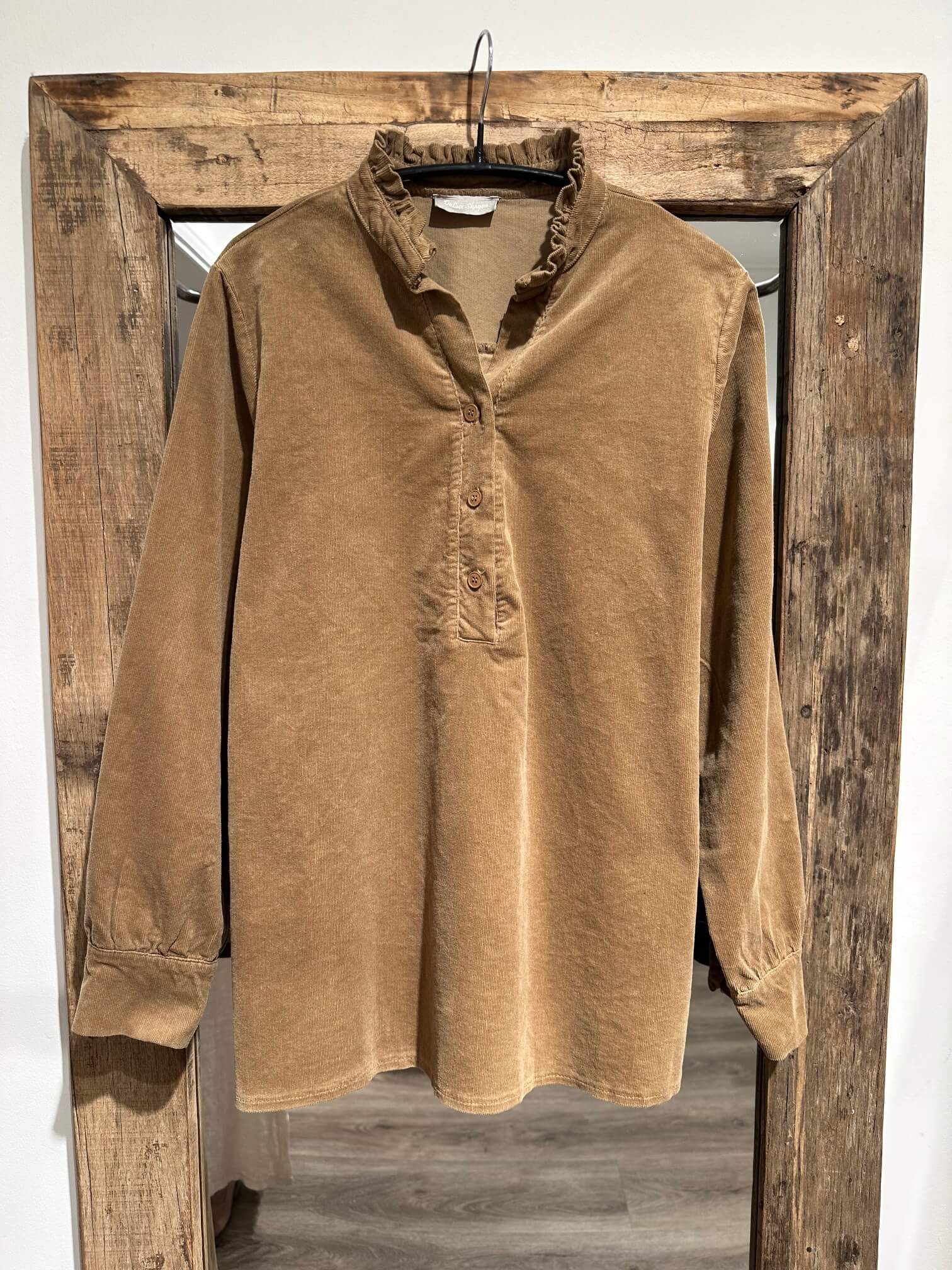 Delux Skagen fløjlsbluse m. flæse - caramel