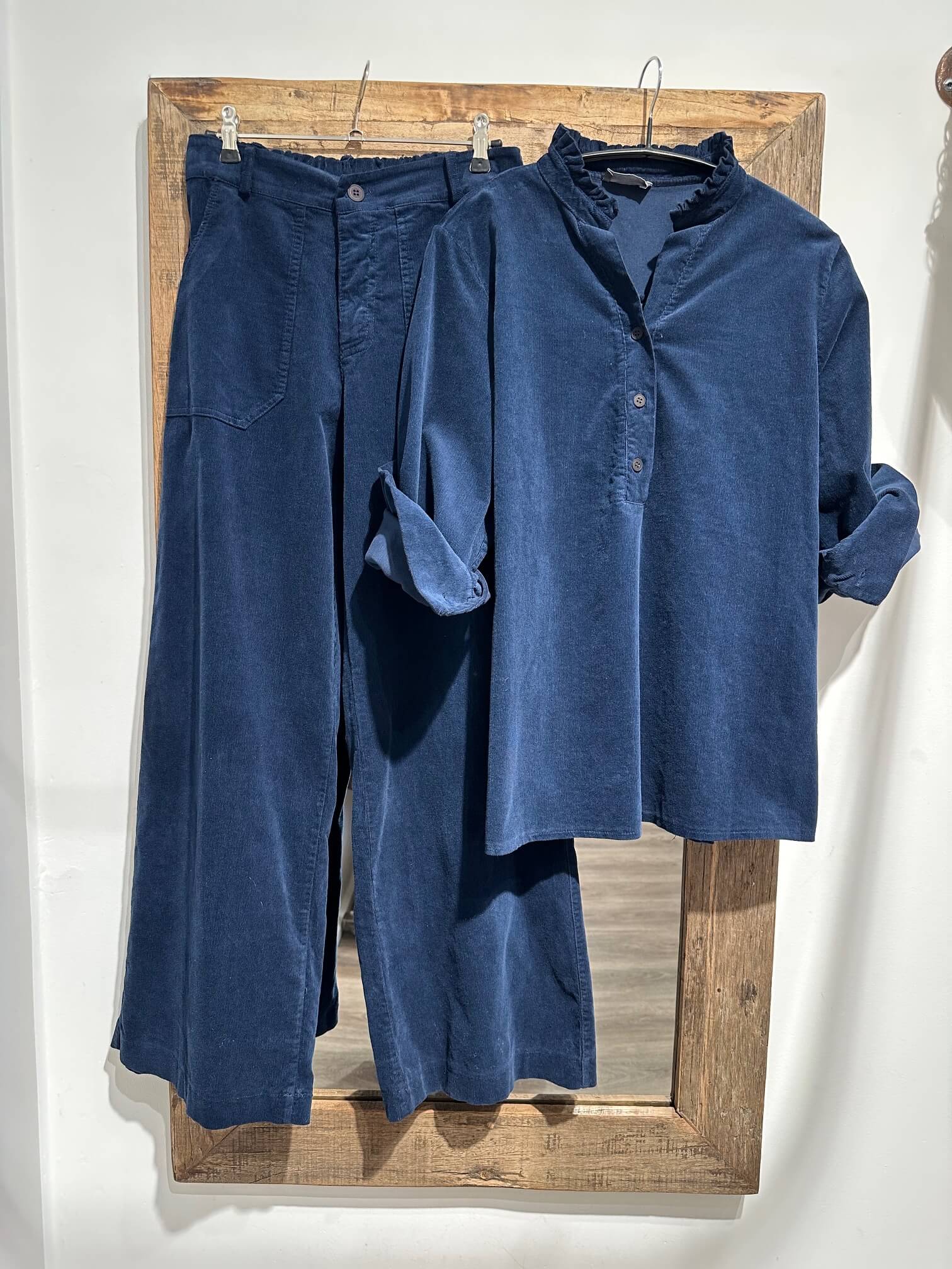Delux Skagen fløjlsbluse m. flæse - navy