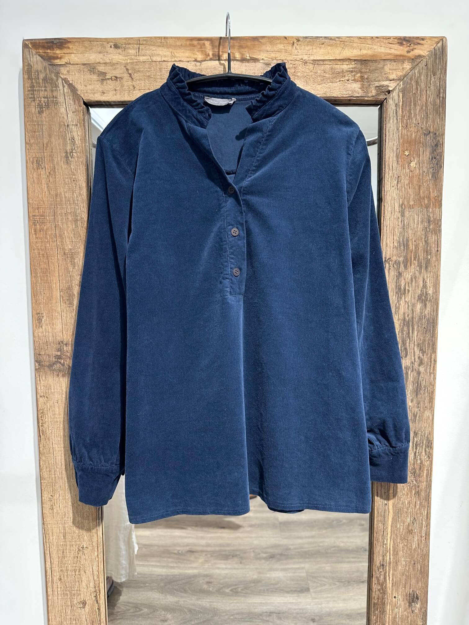 Delux Skagen fløjlsbluse m. flæse - navy