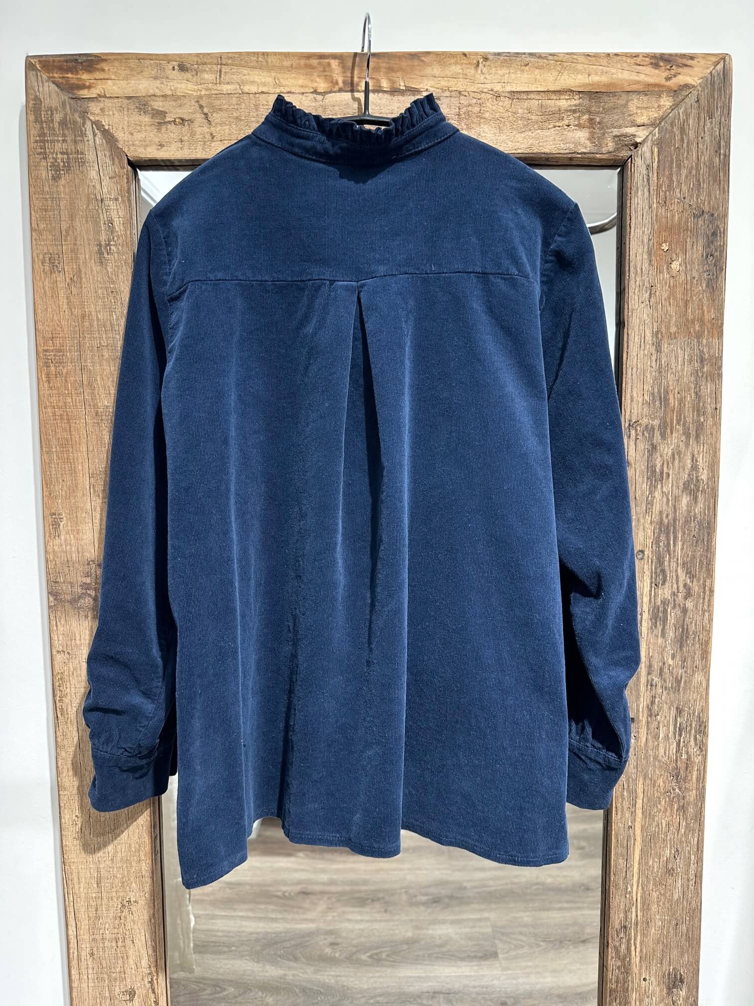 Delux Skagen fløjlsbluse m. flæse - navy