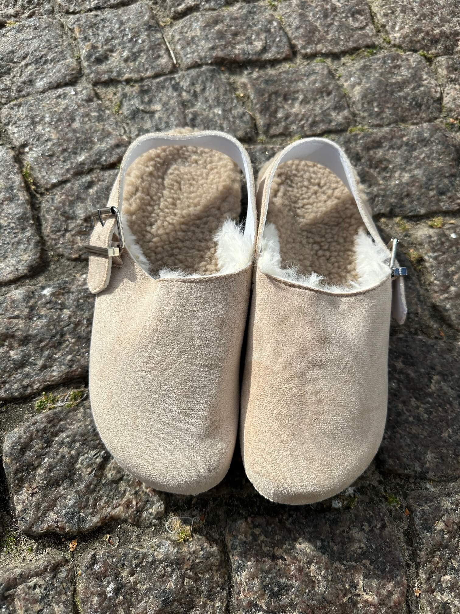 A Taste of Fleurie slippers med hælrem og plys - sand