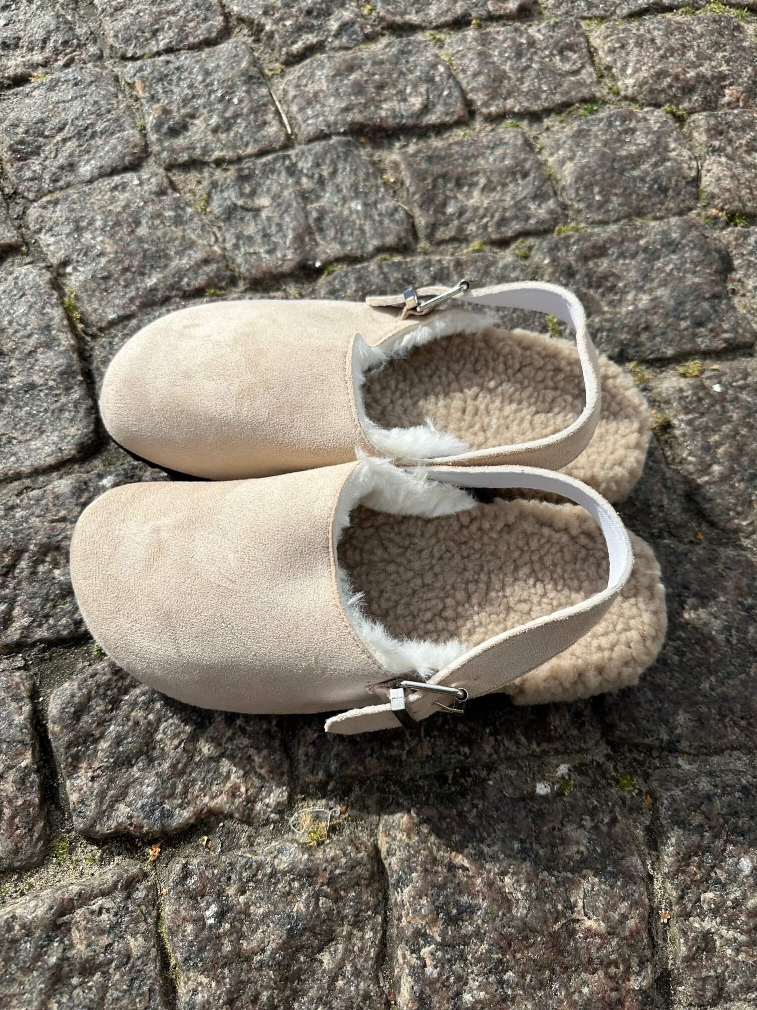 A Taste of Fleurie slippers med hælrem og plys - sand