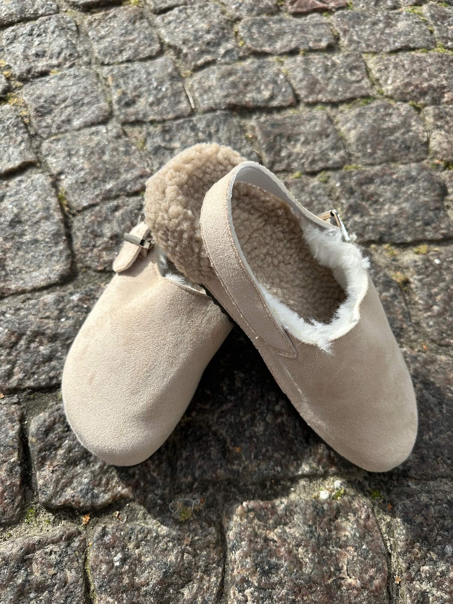 A Taste of Fleurie slippers med hælrem og plys - sand