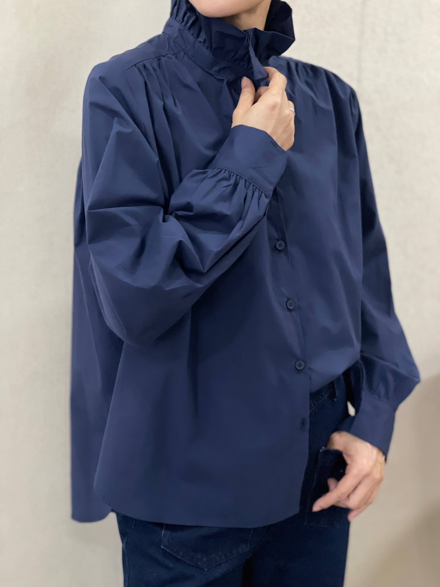 A taste of Fleurie skjorte m. flæsekrave - navy