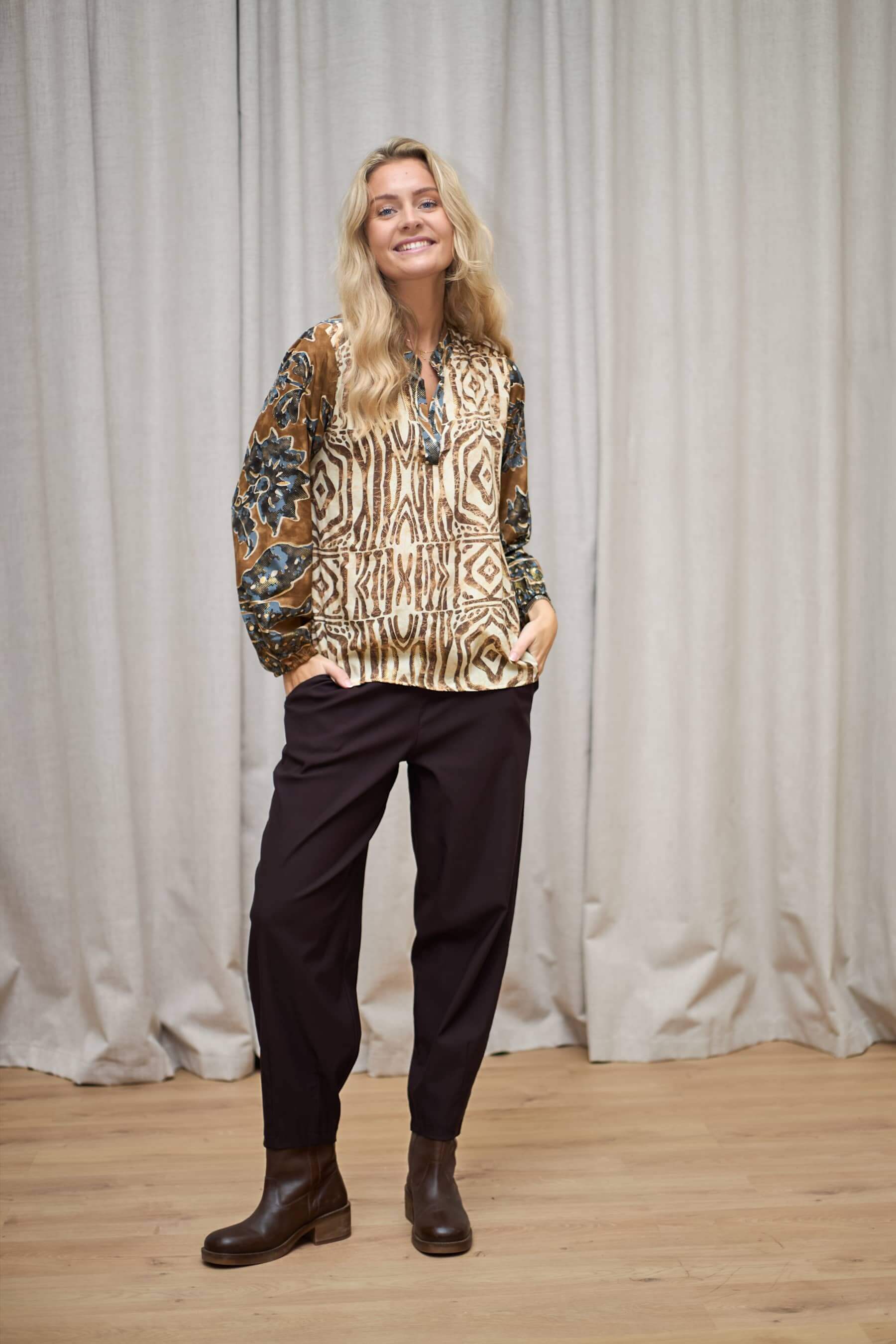 Black Colour Luna bluse - Lily Blue Mix