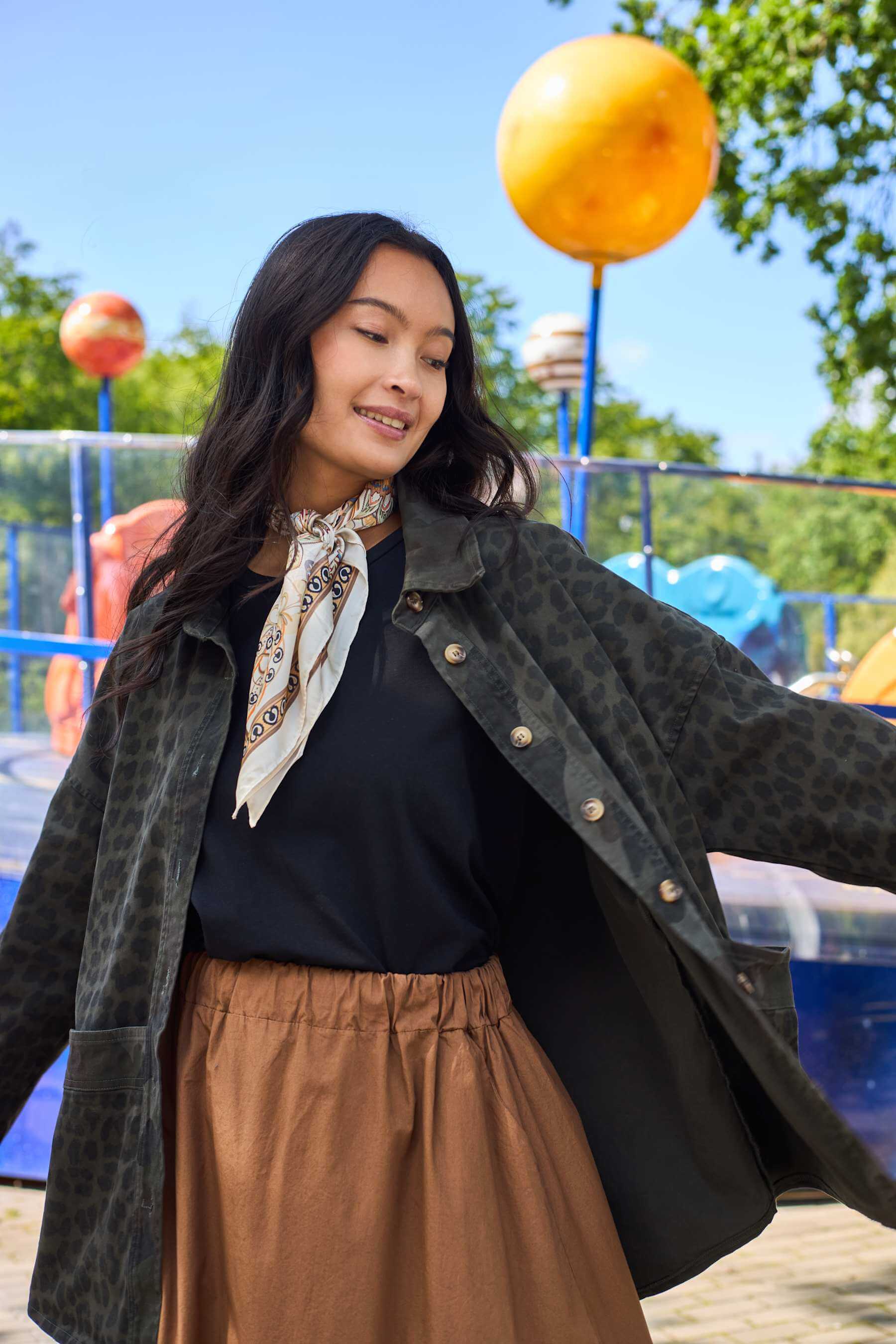 Black Colour Tazia mini tørklæde w. golden ring